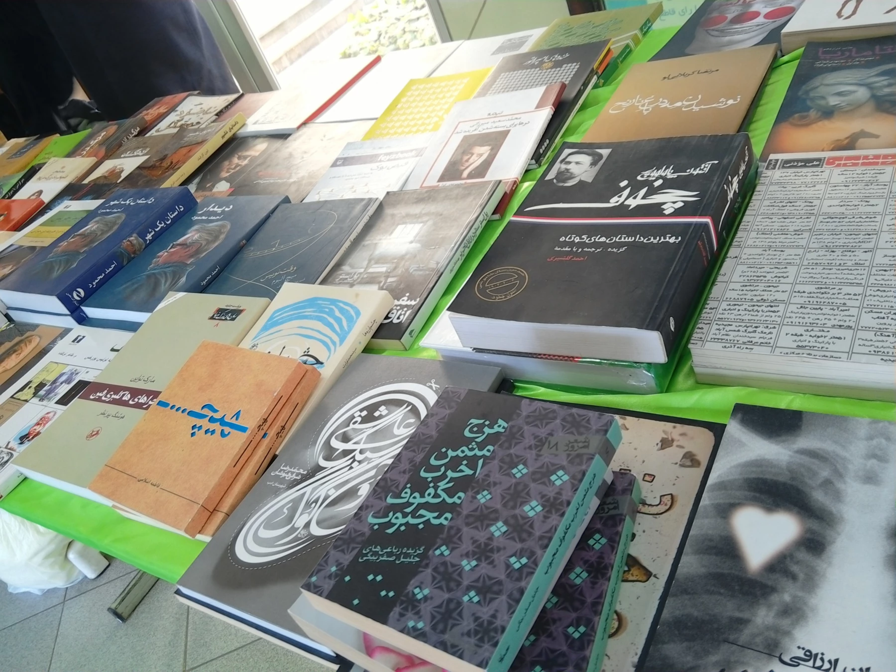 گزارش تصویری از نمایشگاه کتاب در پردیس شهید باهنر 2