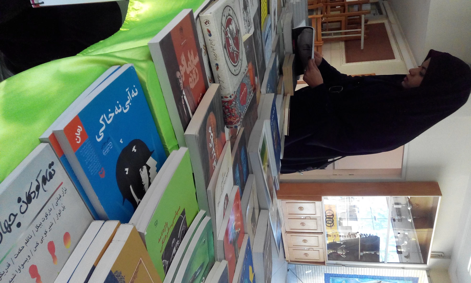 گزارش تصویری از نمایشگاه کتاب در پردیس شهید باهنر 3