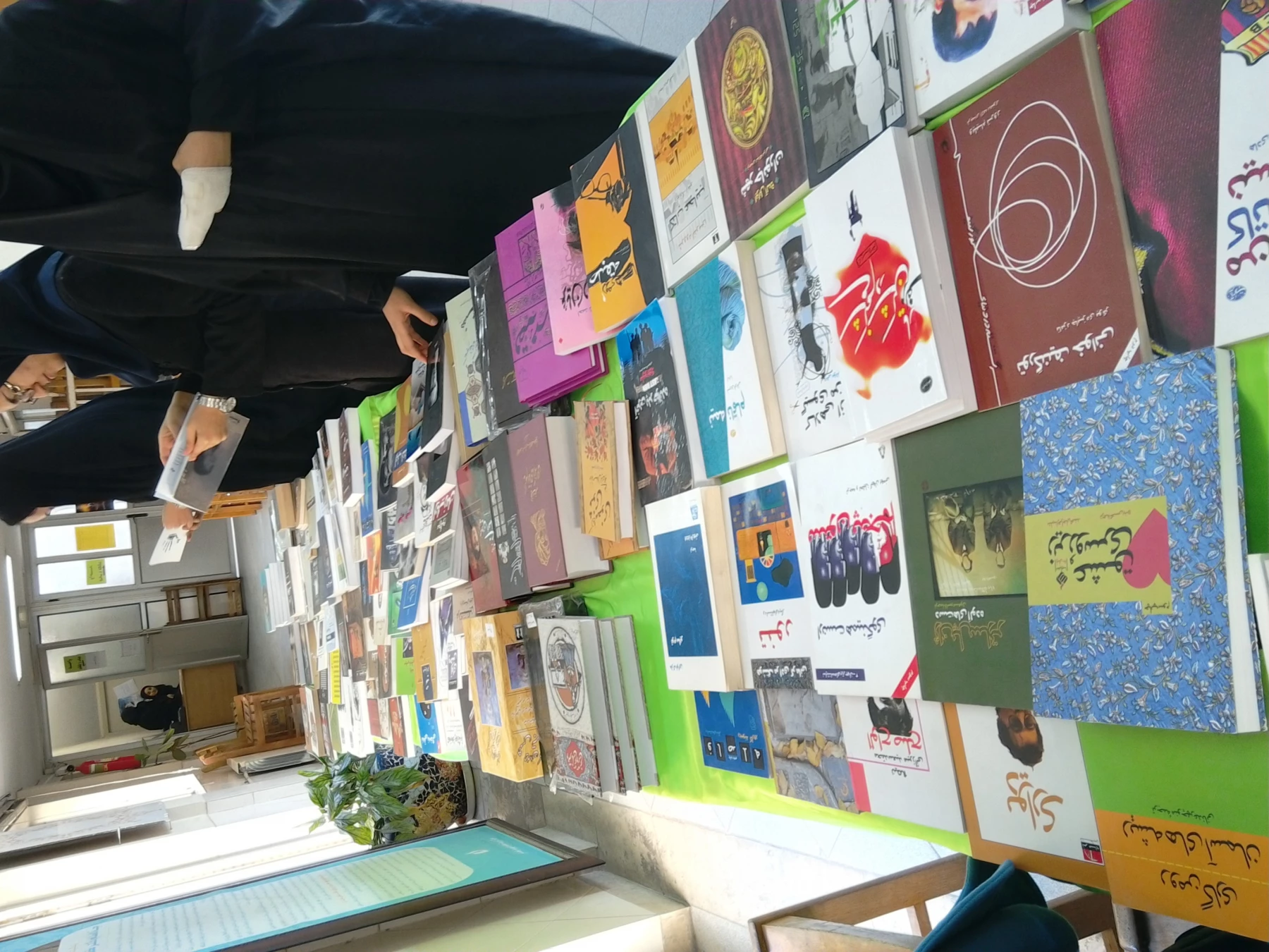 گزارش تصویری از نمایشگاه کتاب در پردیس شهید باهنر 5