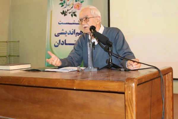 گزارش تصویری از جلسه هم اندیشی اساتید با موضوع بررسی عملکرد اقتصادی دولتهای بعد از انقلاب و پیامدهای آن با حضور دکتر ابراهیم رزاقی استاد اقتصاد دانشگاه تهران
 2