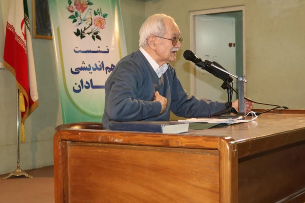 گزارش تصویری از جلسه هم اندیشی اساتید با موضوع بررسی عملکرد اقتصادی دولتهای بعد از انقلاب و پیامدهای آن با حضور دکتر ابراهیم رزاقی استاد اقتصاد دانشگاه تهران
 5