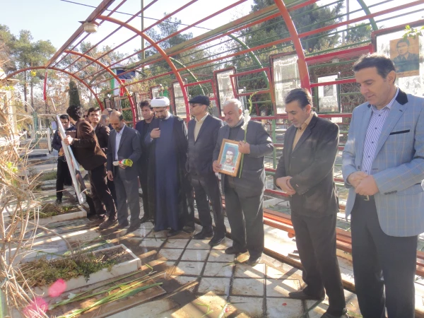 زیارت قبور شهدا با حضور ریاست محترم مدیریت استانی  دانشگاه فرهنگیان فارس و مسئولین پردیس ها و مراکز 4
