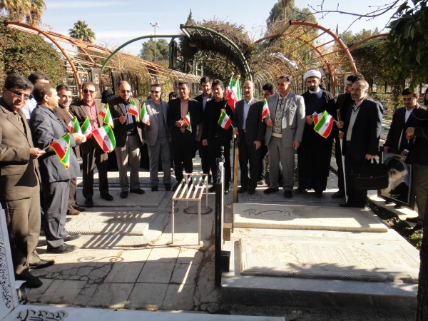 مراسم غبارروبی قبور شهدا توسط بسیج اساتید دانشگاه فرهنگیان  در اولین روز ایام دهه فجر 4