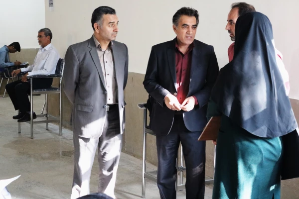 بازدید ریاست محترم پردیس شهید رجایی از برگزاری امتحانات در مرکز شهید مطهری 2