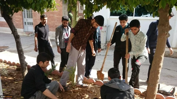 گل کاری در  محوطه دانشگاه توسط دانشجویان کانون محیط زیست پردیس شهید رجایی
 2