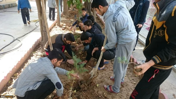 گل کاری در  محوطه دانشگاه توسط دانشجویان کانون محیط زیست پردیس شهید رجایی
 2