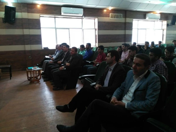 سخنرانی آقای دکتر صحراگرد مدیر امور پردیس های استان فارس دربین دانشجویان پردیس شهید رجایی شیراز 3