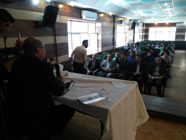 سخنرانی آقای دکتر صحراگرد مدیر امور پردیس های استان فارس دربین دانشجویان پردیس شهید رجایی شیراز 4