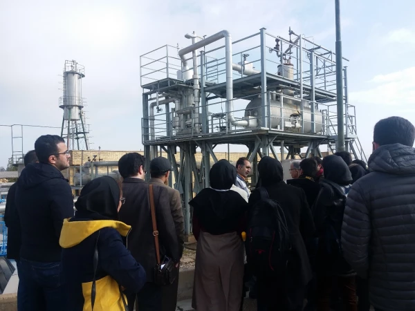 بازدید دانشجو معلمان  پردیس شهید رجایی از نیروگاه خورشیدی شیراز 4