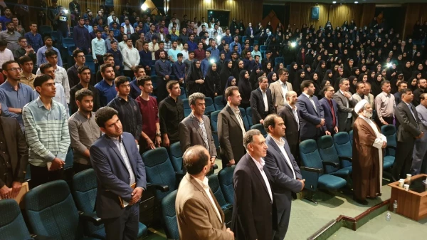 حضور دانشجومعلمان جدیدالورود پردیس شهید رجایی در مراسم استقبال از دانشجومعلمان نو ورود دانشگاه فرهنگیان استان فارس
  2