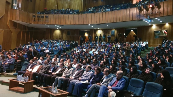 حضور دانشجومعلمان جدیدالورود پردیس شهید رجایی در مراسم استقبال از دانشجومعلمان نو ورود دانشگاه فرهنگیان استان فارس
  2