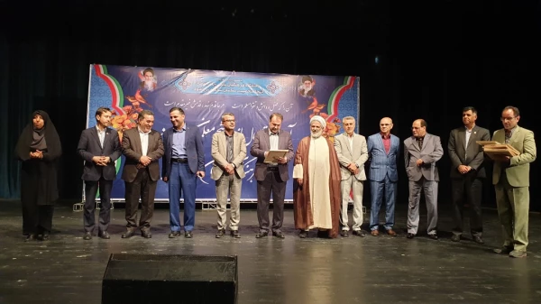 حضور دانشجومعلمان جدیدالورود پردیس شهید رجایی در مراسم استقبال از دانشجومعلمان نو ورود دانشگاه فرهنگیان استان فارس
  2