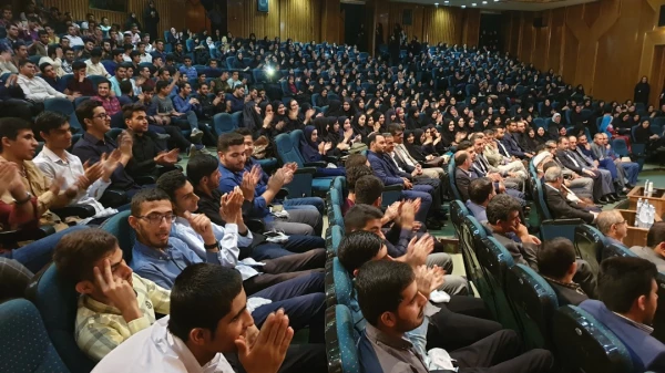 حضور دانشجومعلمان جدیدالورود پردیس شهید رجایی در مراسم استقبال از دانشجومعلمان نو ورود دانشگاه فرهنگیان استان فارس
  2