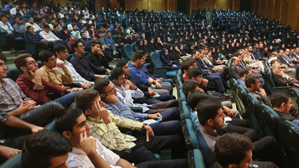 حضور دانشجومعلمان جدیدالورود پردیس شهید رجایی در مراسم استقبال از دانشجومعلمان نو ورود دانشگاه فرهنگیان استان فارس
  2