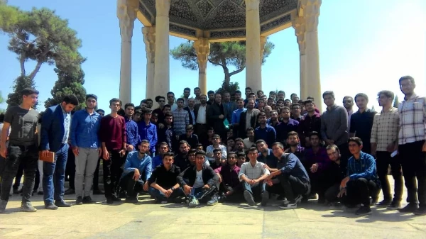 حضور دانشجویان جدیدالورود در آرامگاه حافظ شیرازی با همراهی مسئولین پردیس 2