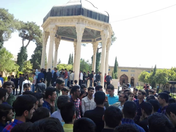 حضور دانشجویان جدیدالورود در آرامگاه حافظ شیرازی با همراهی مسئولین پردیس 4