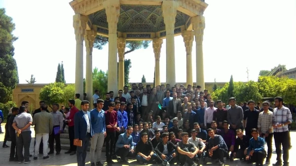 حضور دانشجویان جدیدالورود در آرامگاه حافظ شیرازی با همراهی مسئولین پردیس 6