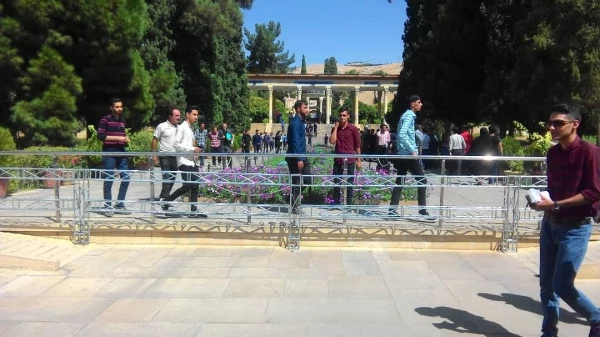 حضور دانشجویان جدیدالورود در آرامگاه حافظ شیرازی با همراهی مسئولین پردیس 3