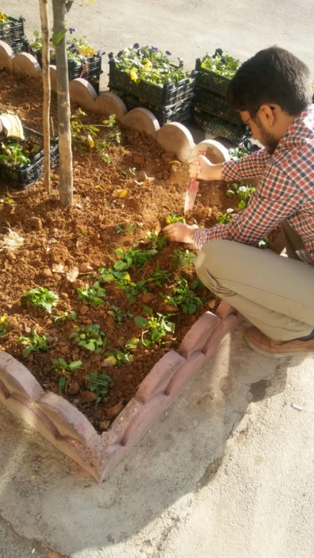 گل کاری فضای سبز پردیس شهیدرجایی توسط کانون محیط زیست  3