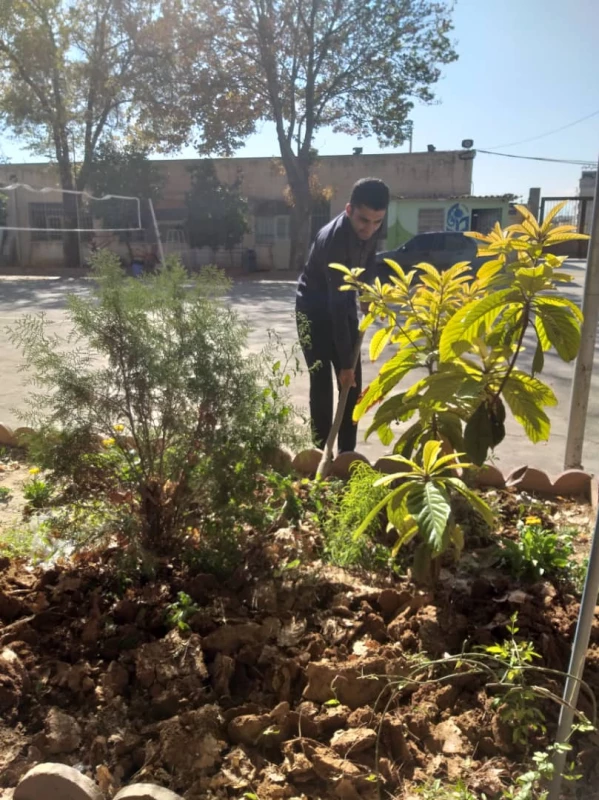 گل کاری فضای سبز پردیس شهیدرجایی توسط کانون محیط زیست  7