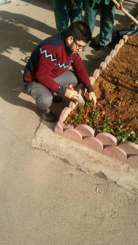 گل کاری فضای سبز پردیس شهیدرجایی توسط کانون محیط زیست  9