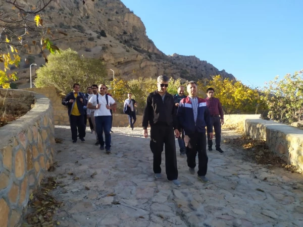 به مناسبت گرامیداشت هفته وحدت و تربیت بدنی برنامه طبیعت گردی و کوه پیمایی و راه پیمایی کارکنان پردیس شهیدرجایی در منطقه کوهستانی ابشارمارگون  3