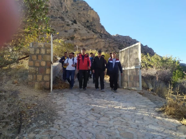 به مناسبت گرامیداشت هفته وحدت و تربیت بدنی برنامه طبیعت گردی و کوه پیمایی و راه پیمایی کارکنان پردیس شهیدرجایی در منطقه کوهستانی ابشارمارگون  5