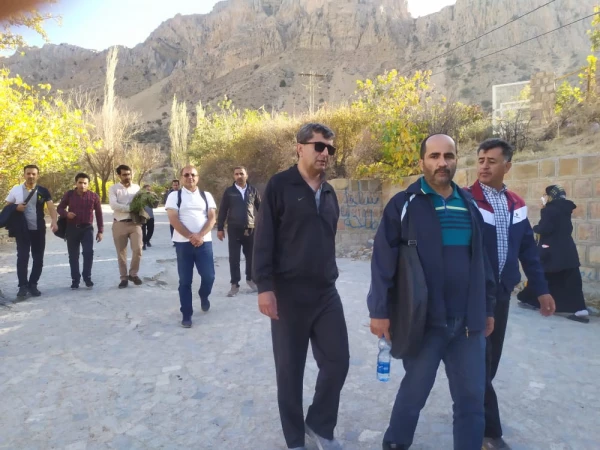 به مناسبت گرامیداشت هفته وحدت و تربیت بدنی برنامه طبیعت گردی و کوه پیمایی و راه پیمایی کارکنان پردیس شهیدرجایی در منطقه کوهستانی ابشارمارگون  4