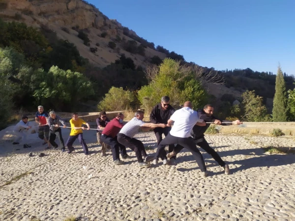 به مناسبت گرامیداشت هفته وحدت و تربیت بدنی برنامه طبیعت گردی و کوه پیمایی و راه پیمایی کارکنان پردیس شهیدرجایی در منطقه کوهستانی ابشارمارگون  7